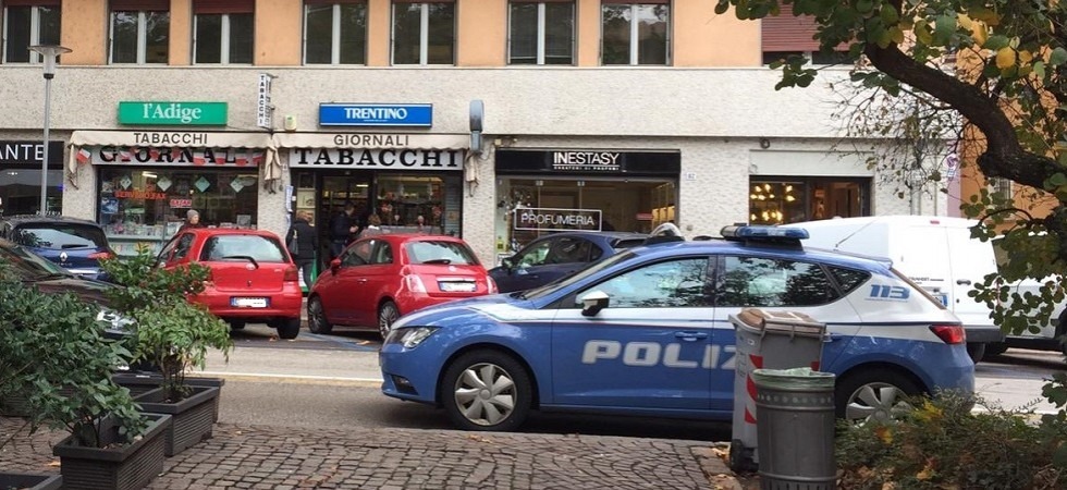 Deruba una signora ma alcuni cittadini lo rinchiudono all'interno di un'edicola e lo fanno arrestare